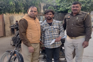 मेरठ में थाना टीपीनगर पुलिस ने चोरी की बाइक और अवैध तमंचा सहित युवक को किया गिरफ्तार