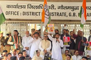 नोएडा में कांग्रेस कार्यकर्ताओं ने वोट चोरी के खिलाफ प्रदर्शन कर राष्ट्रपति को ज्ञापन सौंपा