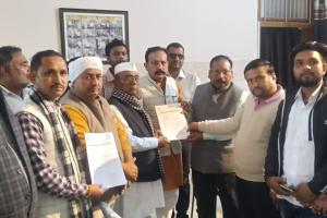  IAS के ब्राह्मणों पर आपत्तिजनक बयान पर बवाल, मुजफ्फरनगर में DM को सौंपा ज्ञापन, कठोर कार्रवाई की मांग