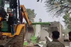 लव जिहाद केस के बाद प्रशासन की बड़ी कार्रवाई: आक्रोश के बीच आरोपी और उसके चाचा का अवैध मकान ढहाया 