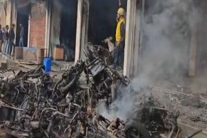 राजस्थान में ईवी सेक्टर को झटका: कोटा के इलेक्ट्रिक शोरूम में लगी भीषण आग, शॉर्ट सर्किट से 50 वाहन स्वाहा- पूरी रिपोर्ट अंदर