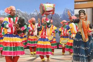 देहरादून में निनाद-2025: हिमालयी रंगों, लोक धुनों और पारंपरिक नृत्यों ने बिखेरी संस्कृति की अनुपम छटा