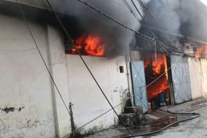 जूट फैक्ट्री में लगी भीषण आग, पांच महिला श्रमिक गंभीर रूप से झुलसीं; इलाके में अफरा-तफरी