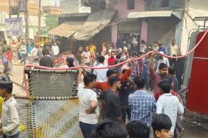 संभल में हैंडीक्राफ्ट फैक्ट्री में आग से मचा हड़कंप: केमिकल ड्रम फटे, घर खाली कराए गए, इलाके में दहशत का माहौल