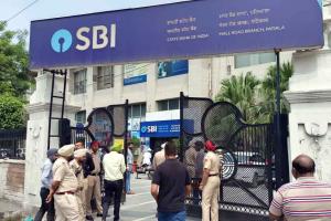 लग्जरी कारों का लोन रैकेट उजागर: SBI मैनेजर से लेकर ऑटो लोन काउंसलर तक की मिलीभगत में करोड़ों की ठगी, ईडी ने ऑडी-मर्सिडीज-वोल्वो समेत कई कारें जब्त कीं