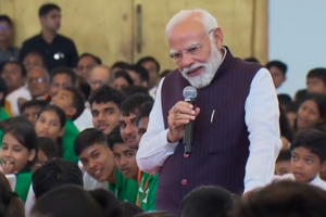 प्रधानमंत्री मोदी छत्तीसगढ़ पहुंचे, बच्चों से की 'दिल की बात', दिखाया स्नेह और जुड़ाव