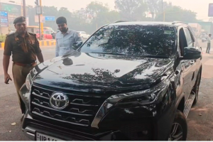 “लग्जरी गाड़ी वाले हो जाओ सावधान! गाजियाबाद ट्रैफिक पुलिस ने चलाया भारी अभियान”काली फिल्म वाली गाड़ियां अब नहीं बचेंगी!”