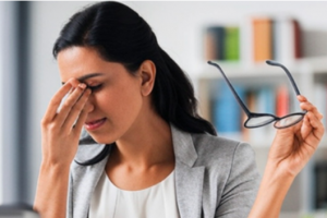 मोबाइल-लैपटॉप से आंखों की रोशनी कम? रोजाना करें ये आसान योगासन