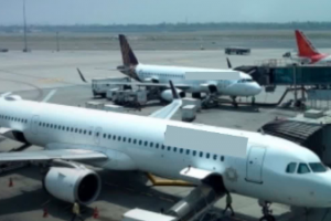 वाराणसी- मुंबई फ्लाइट में यात्री ने इमरजेंसी गेट खोला, विमान को वापस एप्रन पर लाना पड़ा