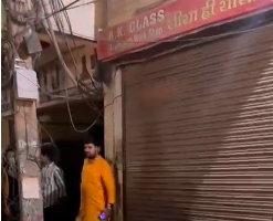 गाजियाबाद में दिल दहला देने वाला हादसा: शीशे की दुकान में दबने से मासूम की मौत, एक घायल