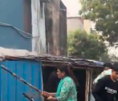 गाज़ियाबाद में विजयनगर थाने के पास युवक को लाठी-डंडों से पीटा, वीडियो वायरल