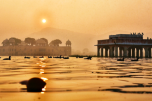 सूर्य देव की कृपा पाने के लिए इस रविवार करें ये उपाय, गुड़ और तांबे का दान है विशेष फलदायी