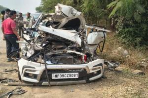  हाईवे पर धुंध का कहर: तेज रफ्तार कार कंटेनर में समाई, भीषण टक्कर में महिला अधिकारी की मौत 