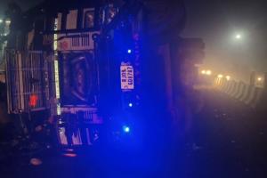 साहा–शाहबाद हाईवे पर दिल दहला देने वाला हादसा: बेकाबू ट्रक डिवाइडर तोड़कर पलटा, युवक मौके पर ही कुचला गया