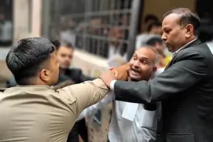 कोर्ट में घुसकर आरोपित को खींचने के मामले में बड़ी कार्रवाई, थाना प्रभारी लाइन हाजिर, 6 पुलिसकर्मी निलंबित