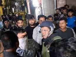 वाराणसी में दाल मंडी पर चला हथौड़ा, विरोध करने पर एसीपी और दुकानदारों में तीखी बहस; 300 पुलिसकर्मी रहे तैनात