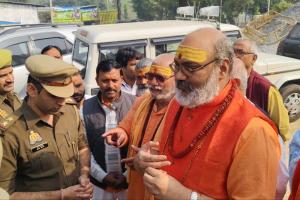 गाजियाबादः महामंडलेश्वर यति नरसिंहानंद गिरी को दिल्ली जाने से रोका, समर्थकों संग डासना आश्रम में नजरबंद