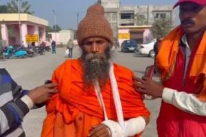 शामली मे आश्रम के बाबा के साथ बेरहमी से की गई मारपीट, जिला अस्पताल लेकर पहुंचे आश्रम के लोग