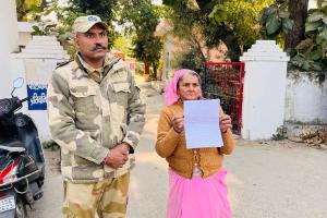 मां के साथ शामली कोतवाली पहुंचा CISF जवान, परिवारजनों पर जमीन पर अवैध कब्जे का लगाया आरोप