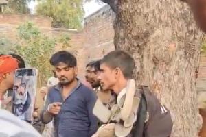 प्रेम विवाह करने पर युवक काे पेड़ से बांधकर पीटा, जूतों-चप्पलों की माला पहनाकर किया अपमान