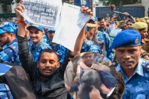 प्रयागराज में UPPSC के बाहर प्रतियोगी छात्रों का प्रदर्शन, पुलिस से झड़प, कई हिरासत में, 300 जवान रोकने में लगे