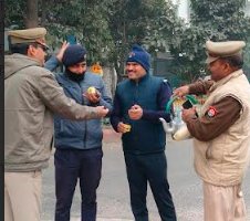 नोएडा: पुलिस कमिश्नर लक्ष्मी सिंह ने सर्दियों में ड्यूटी पुलिसकर्मियों को गर्म चाय देने के निर्देश दिए