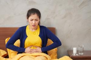 गर्म पानी पीने से लेकर गुनगुने पानी से स्नान तक, जानिए कैसे छोटी-छोटी आदतें पीरियड्स के दर्द को कर सकती हैं कम