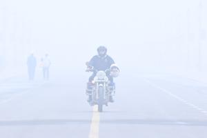 घने कोहरे और प्रदूषण की दोहरी मार: दिल्ली-एनसीआर में हालात बेहद गंभीर, एक्यूआई ‘अति-गंभीर’ श्रेणी में