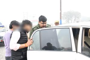 बागपत एसपी ने कार से उतरवाई काली फिल्म,दी चेतावनी