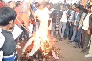 बांग्लादेश में हिंदू समुदाय पर हिंसा के विरोध में प्रदर्शन, पुतला फूंका