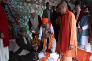 अयोध्या में ऐतिहासिक दिन! हनुमानगढ़ी पहुंचे रक्षा मंत्री राजनाथ सिंह और CM योगी!