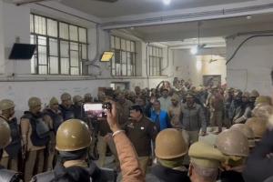 वाराणसी: पूर्व आईपीएस अमिताभ ठाकुर कड़ी सुरक्षा के बीच अदालत में पेश..आजाद अधिकार सेना के कार्यकर्ता भी कोर्ट में डटे रहे