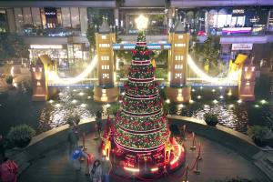 गुरुग्राम के वर्ल्डमार्क में क्रिसमस पर दिखा लंदन जैसा नजारा..लोगों में लगी सेल्फी लेने की होड़