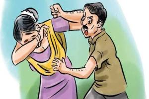 बुढ़ाना के पीठ बाजार में शर्मनाक वारदात: खराब शॉल बदलने की मांग पर मां-बेटे को बेरहमी से पीटा, बेटा जिला अस्पताल रेफर