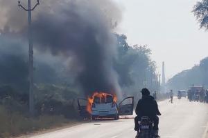 मथुरा में टला बड़ा हादसा: चलती कार बनी आग का गोला, कार सवारों ने कूदकर बचाई अपनी जान