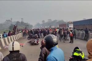  बालू तस्कर ने बाइक सवार को रौंदा, पिता की मौत, बेटी बाल-बाल बची