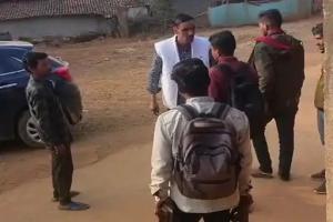   बिजली काटने गया लाइनमैन बना बंधक, चार घंटे तक दबंगों के कब्जे में रहा कर्मचारी