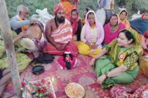 बिजनौर-बैराज मार्ग पर अंडरपास बनाने की मांग..धरना जारी..ग्रामीणों ने किया हनुमान चालीसा का पाठ