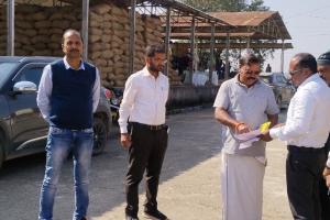 बलरामपुर : लूंगी में धान खरीद केन्‍द्र पहुंचे एसडीएम नेताम, अभिलेखों व भंडारण स्थल की बारीकी से की जांच