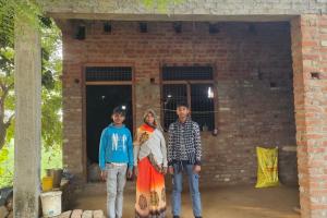 संकट में सहारा बनी योगी सरकार, झुग्गी से पक्के मकान में पहुंची माया देवी, चेहरे पर आई खुशी