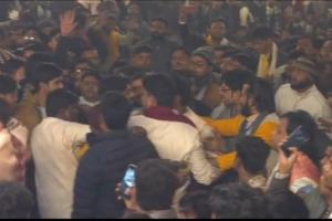फर्रुखाबाद: भजन संध्या में जमकर मारपीट,अफरा-तफरी मची.. पुलिस कर्मी सेल्फी लेने में रहे मस्त