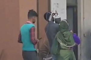 कंधे पर ऑक्सीजन सिलेंडर, गोद में नवजात- वीडियो देखते ही अव्यवस्था की तस्वीर ने खड़ा किया बड़ा सवाल