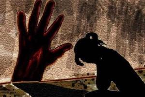 बिस्किट का लालच देकर 7 साल की बच्ची से खंडहर में दरिंदगी की कोशिश, लोगों ने आरोपी को पकड़कर किया पुलिस के हवाले