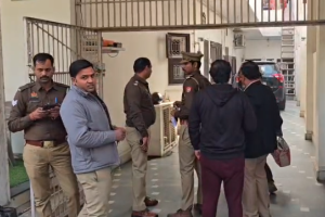 गाजियाबाद में बाइक सवार बदमाशों ने महिला से लाखों की ज्वेलरी छीनी, इलाके में सनसनी