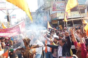 बागपत में आतंकवाद के खिलाफ विहिप का हुंकार: पुतला दहन कर निकाला जुलूस..सुरक्षा एजेंसियों से की कड़ी कार्रवाई की मांग