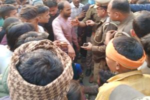 पिता के बाइक पर बैठे बच्चे को जेसीबी ने रौंदा.. नाराज क्षेत्रीय लोगों ने किया चक्कजाम,धरने में कैंट विधायक बच्चे का शव लेकर बैठे