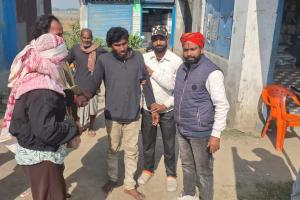 सोशल मीडिया के माध्यम से बजरंग दल के नेता ने बिछड़े बेटे को पिता से मिलाया