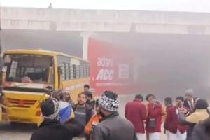 कानपुर: कंटेनर से टकराई बच्चों से भरी स्कूली बस, चालक घायल