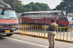 अमरोहा हादसे के बाद सड़कों पर सख्ती: हाईवे किनारे अवैध पार्किंग पर चला डंडा, पुलिस ने दर्जनों ट्रकों-कंटेनरों के काटे चालान