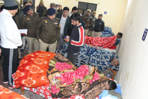 मेरठ डीएम और एसएसपी का रात्रिकालीन भ्रमण, रैन बसेरों का निरीक्षण कर जरूरतमंदों को बांटे कंबल